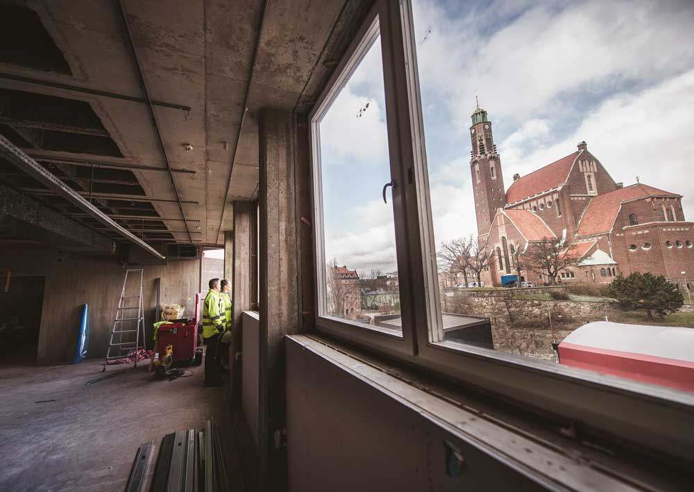 A house ska vara en välkomnande mötesplats för kunskap, kreativitet och entreprenörskap samt fungera som en plattform för möten mellan akademin och staden,.