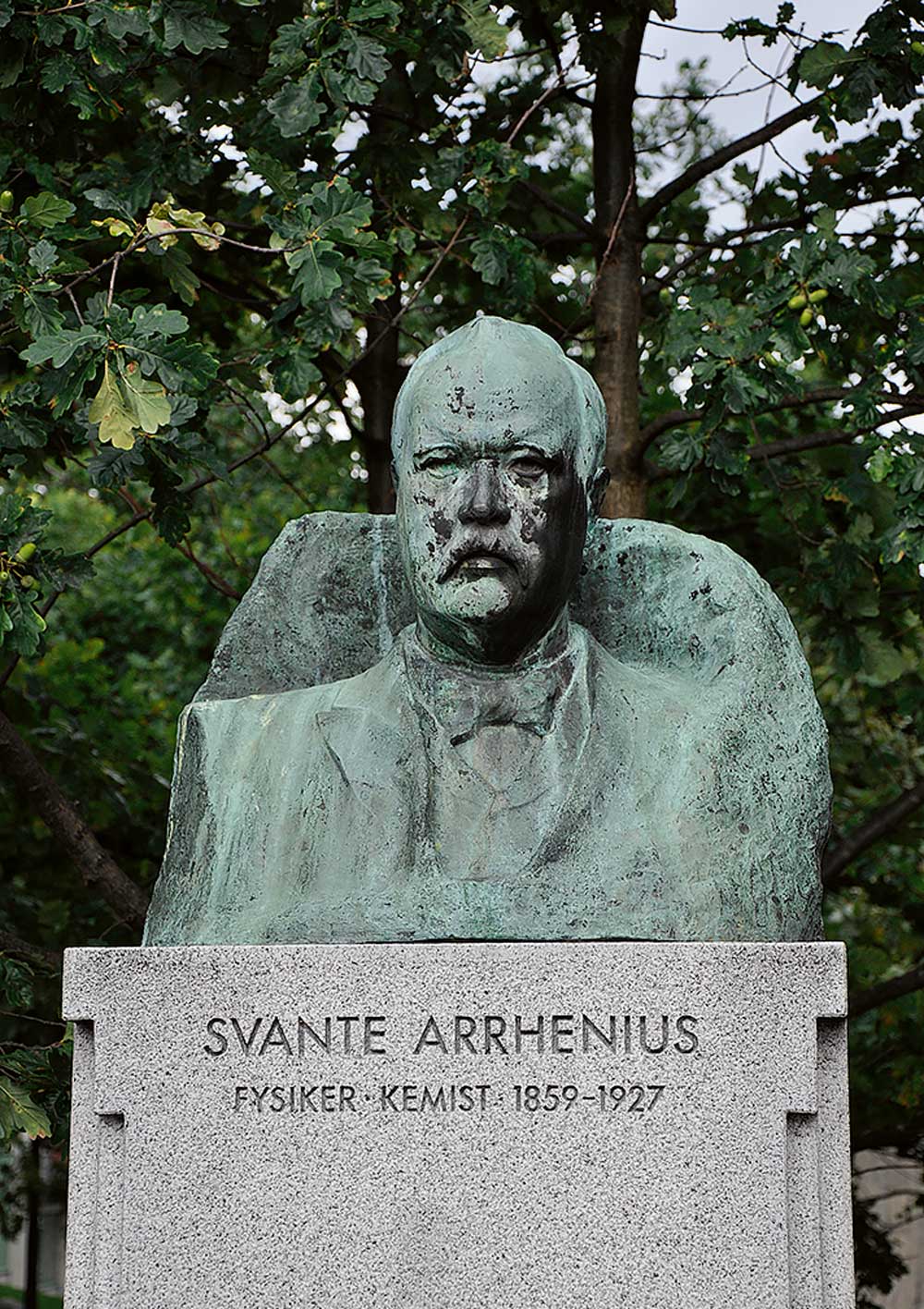 Arrhenius byst Arrheniuslaboratorierna består av flera hus varav den första byggnaden invigdes 1973